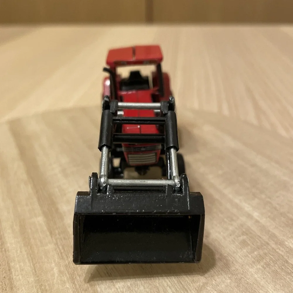 ERTL Case IH 7130 Magnum Tractor 1/64 Diecast Red Farm Toy Front Loader Cab